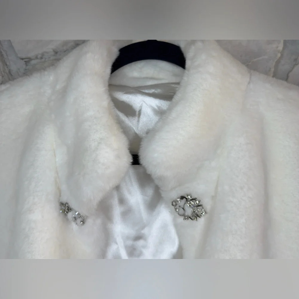 Women’s Elegant White Faux Fur Bridal Cape w/Brooch Accents, One Size Fits Most - Picture 2 of 10